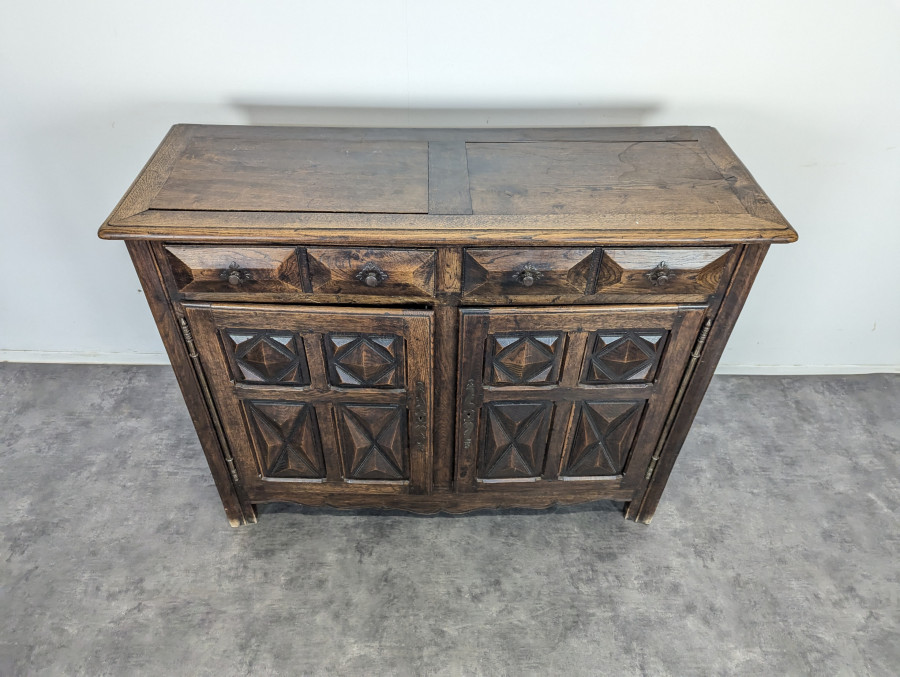 Buffet brutaliste à pointes de diamants