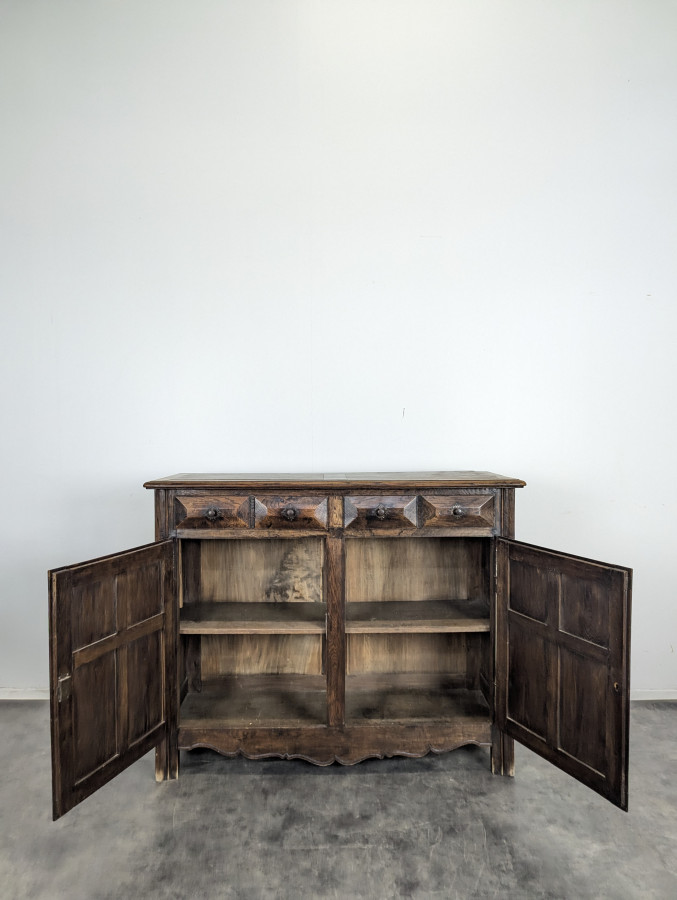 Buffet brutaliste à pointes de diamants