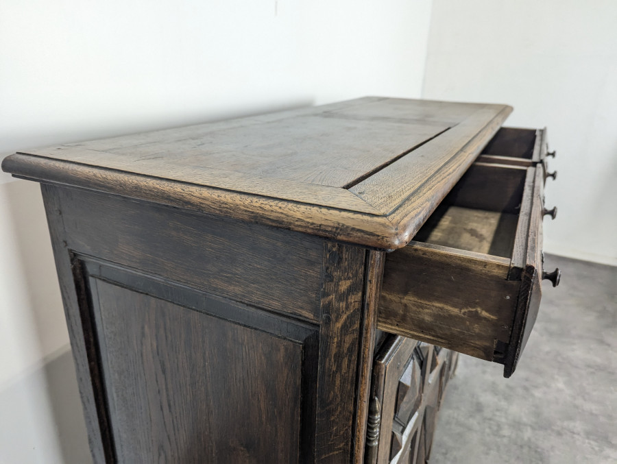 Buffet brutaliste à pointes de diamants
