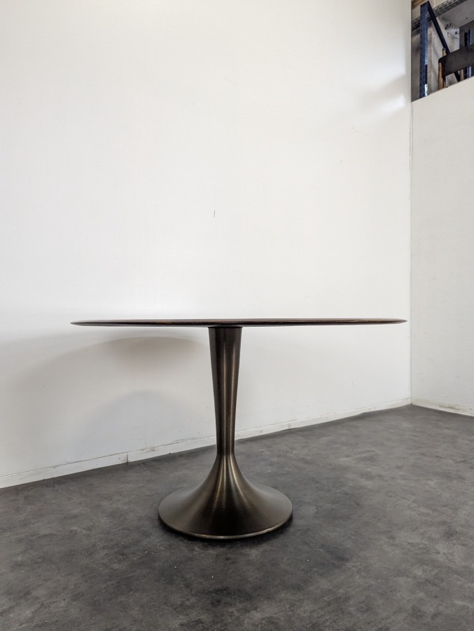 Table tulipe en Noyer massif et piètement Acier