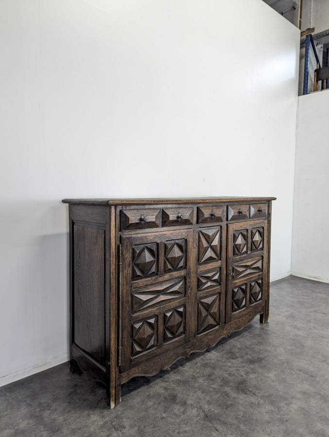 Buffet brutaliste à pointes de diamants