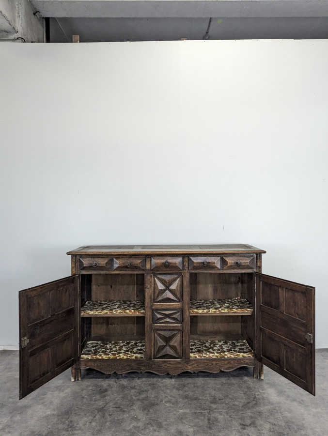 Buffet brutaliste à pointes de diamants