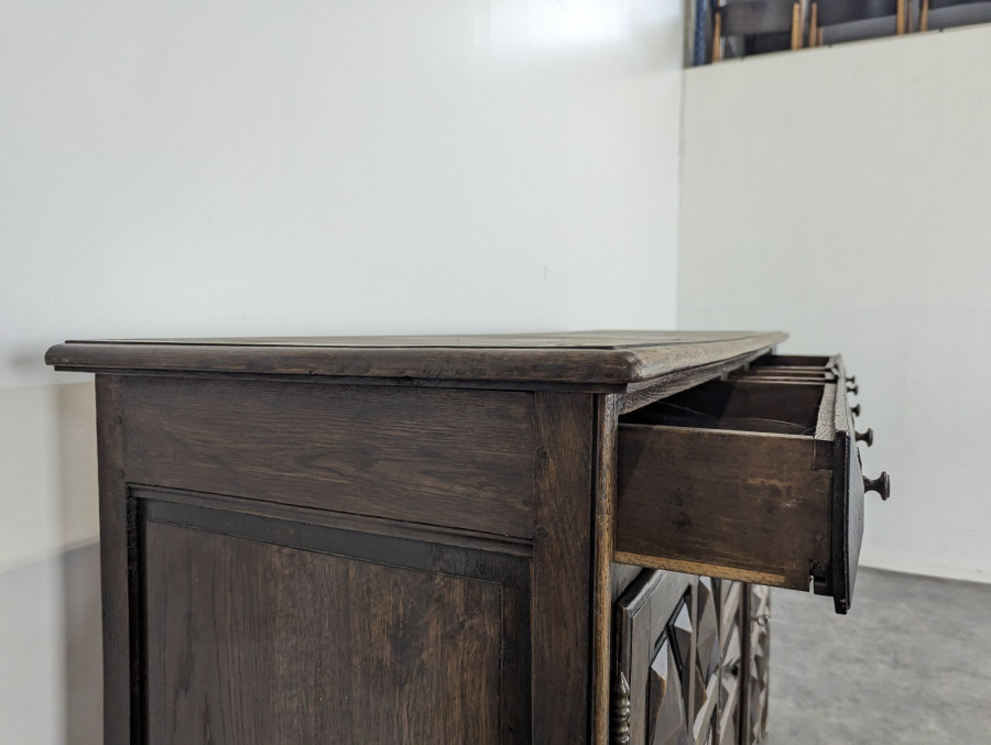 Buffet brutaliste à pointes de diamants