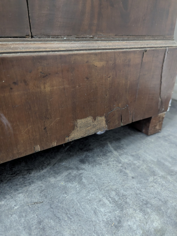 Commode époque Restauration ornements en bronze