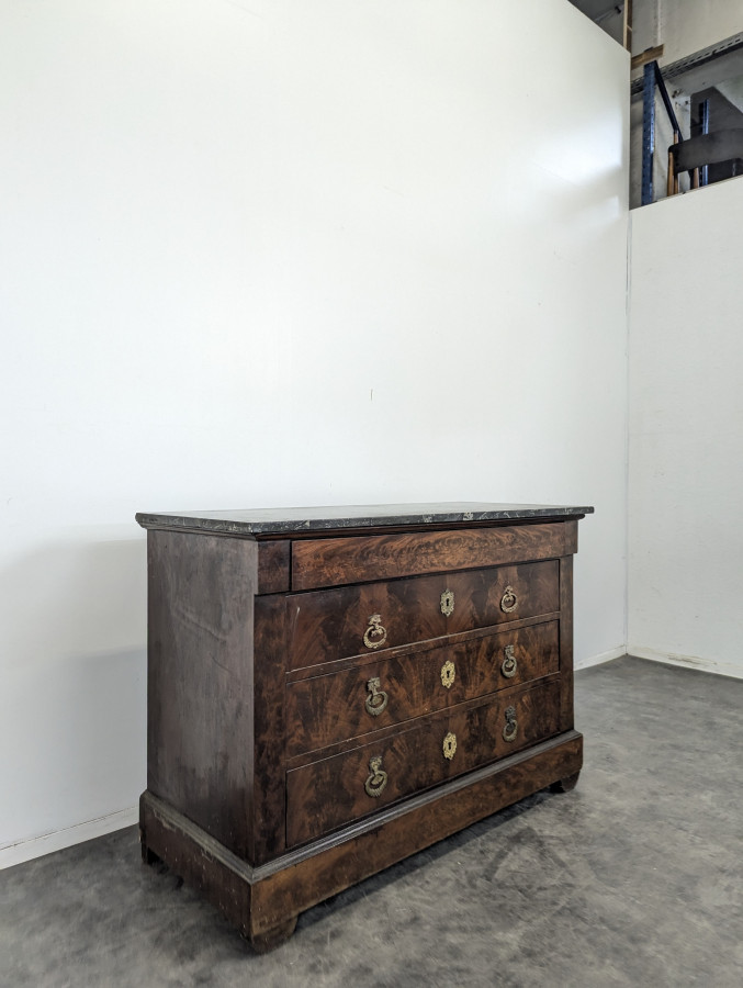 Commode époque Restauration ornements en bronze