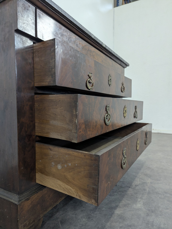 Commode époque Restauration ornements en bronze