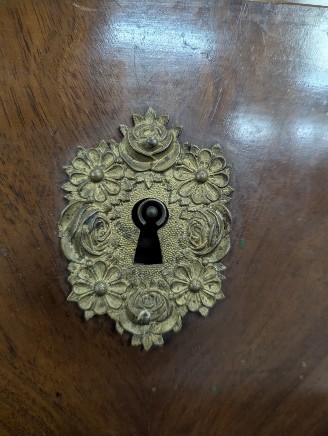 Commode époque Restauration ornements en bronze