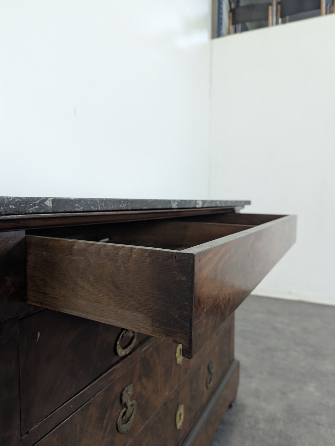 Commode époque Restauration ornements en bronze