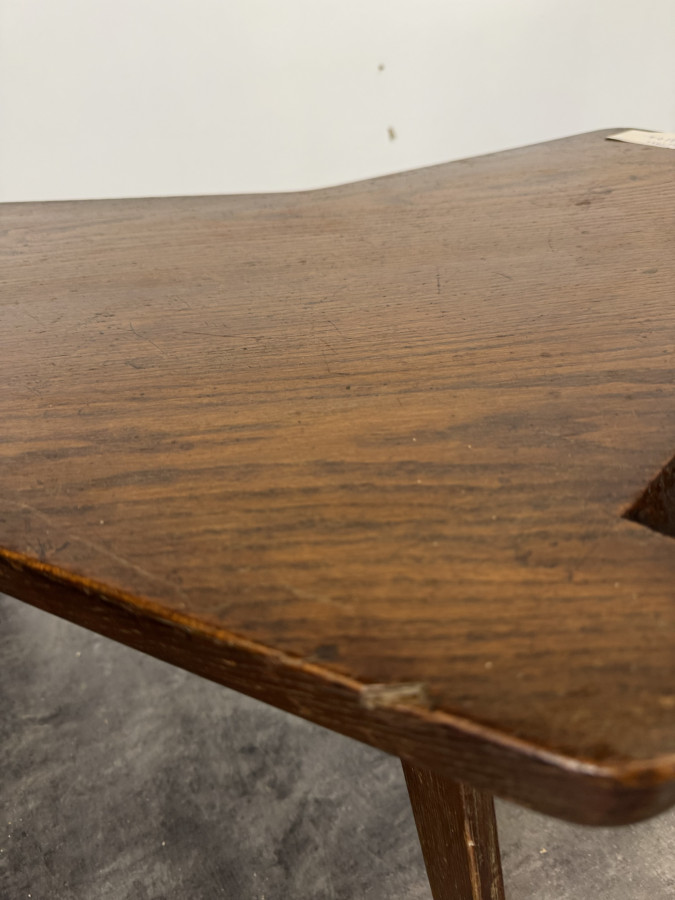 Table basse moderniste en chêne