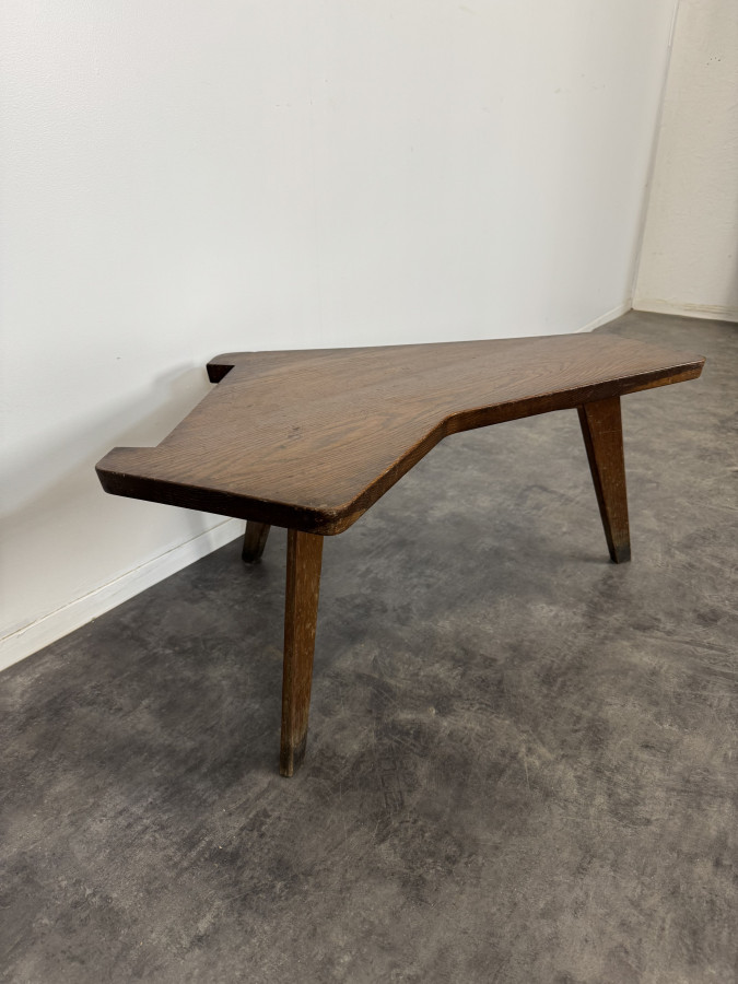 Table basse moderniste en chêne