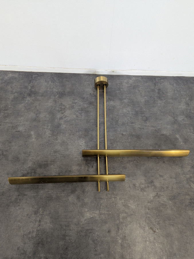 Lustre moderniste des années 80 par Lucien Gau en laiton