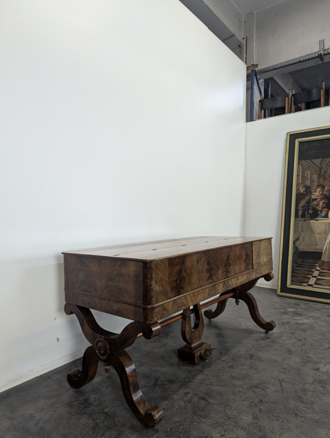 Piano-Forte en Acajou piétement à double balustre et pédalier à lyre