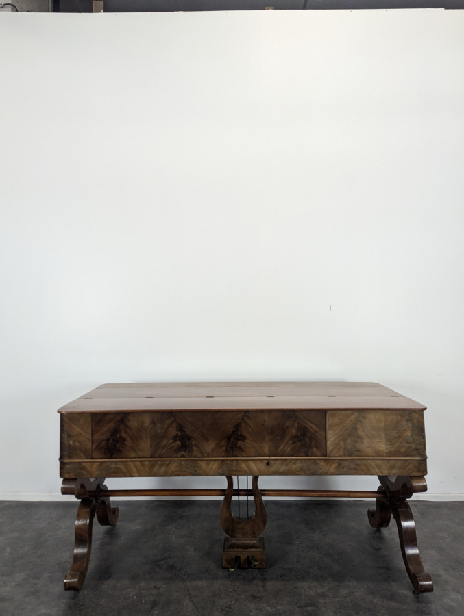 Piano-Forte en Acajou piétement à double balustre et pédalier à lyre