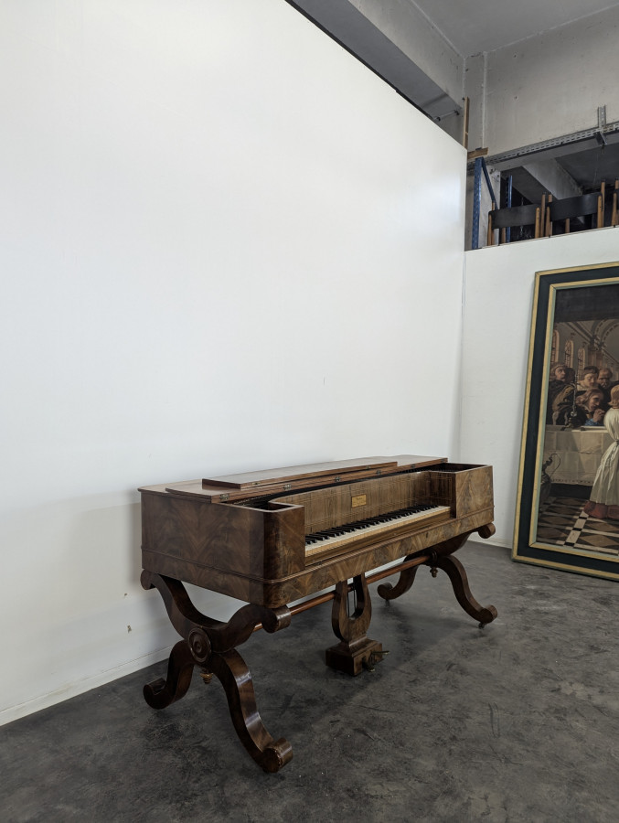 Piano-Forte en Acajou piétement à double balustre et pédalier à lyre