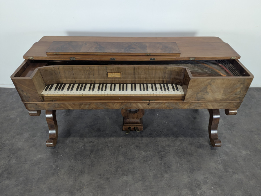 Piano-Forte en Acajou piétement à double balustre et pédalier à lyre