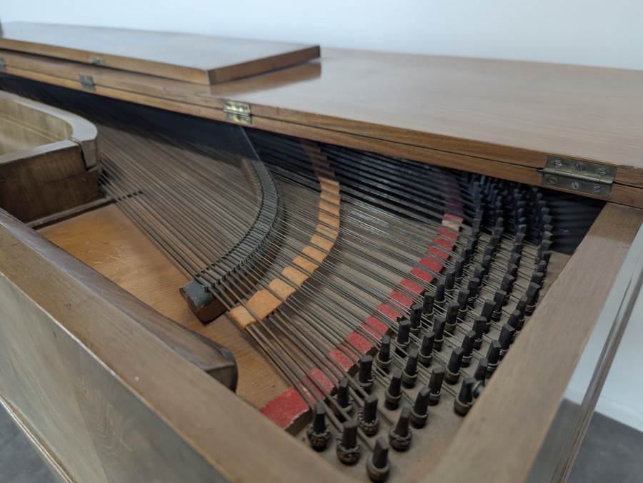 Piano-Forte en Acajou piétement à double balustre et pédalier à lyre