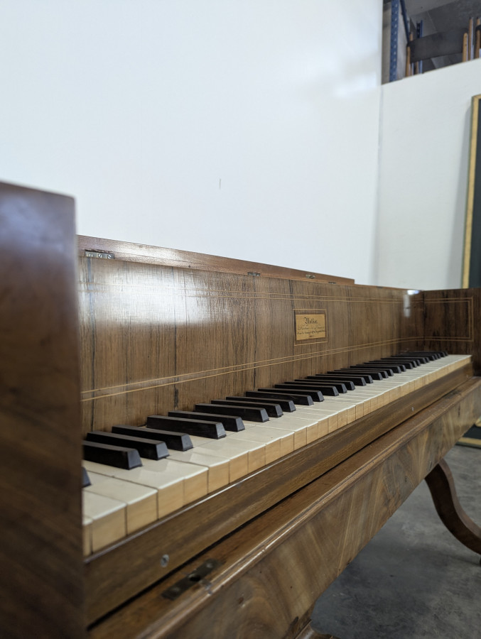 Piano-Forte en Acajou piétement à double balustre et pédalier à lyre