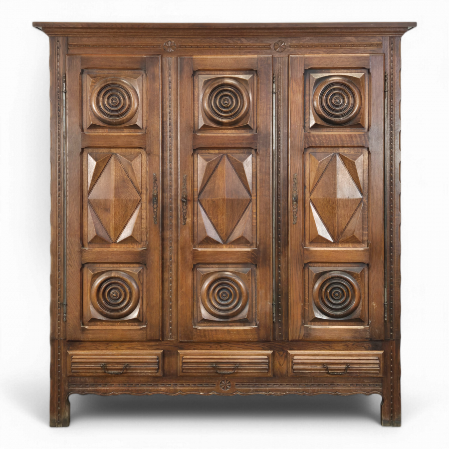 Armoire en chêne massif sclupté DLG Dudouyt