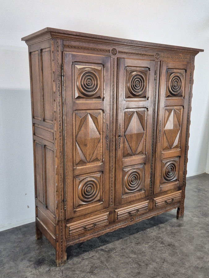 Armoire en chêne massif sclupté DLG Dudouyt