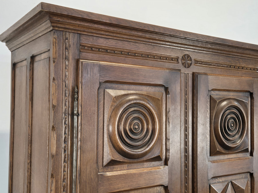 Armoire en chêne massif sclupté DLG Dudouyt