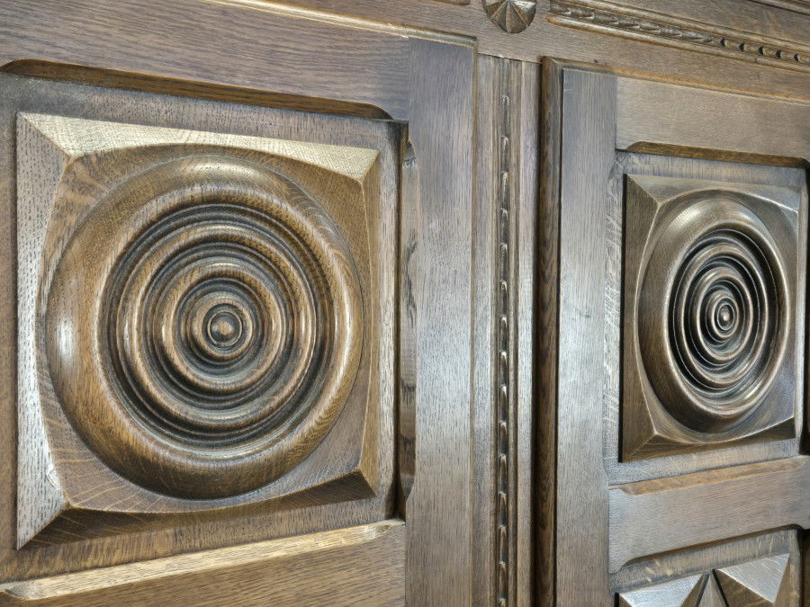Armoire en chêne massif sclupté DLG Dudouyt