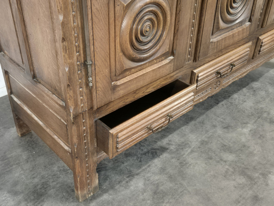 Armoire en chêne massif sclupté DLG Dudouyt
