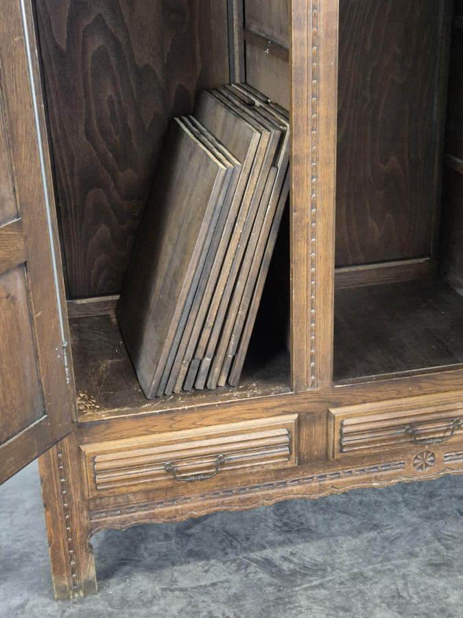 Armoire en chêne massif sclupté DLG Dudouyt
