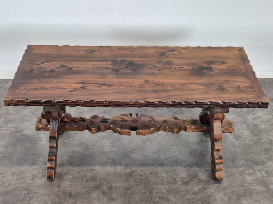 Table basse brutaliste en Sapin