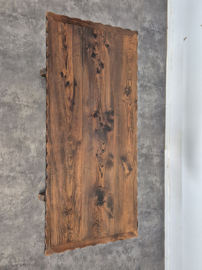 Table basse brutaliste en Sapin