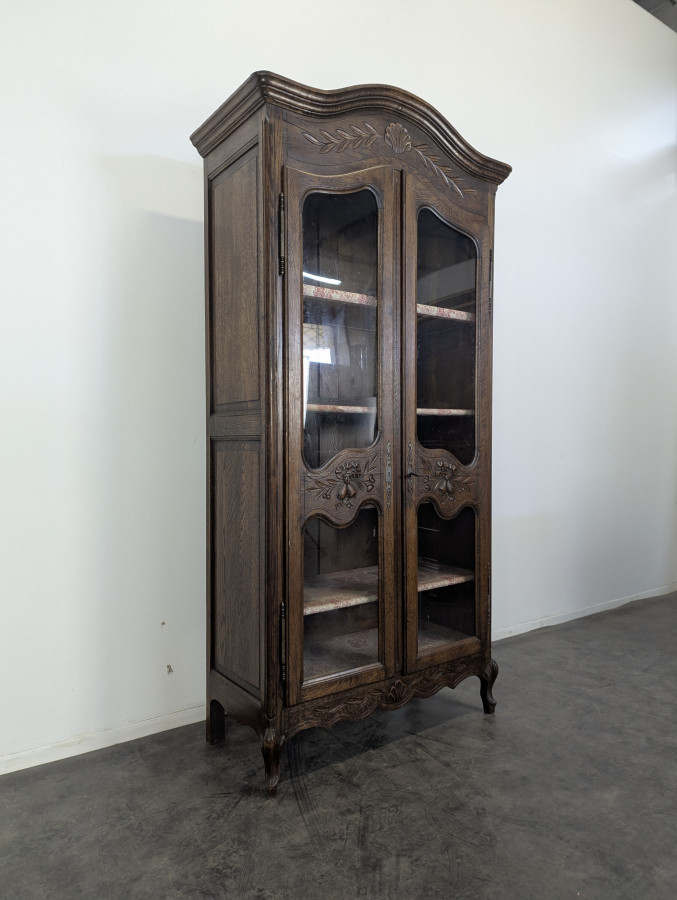 Vitrine néo rustique de style Louis XV en chêne