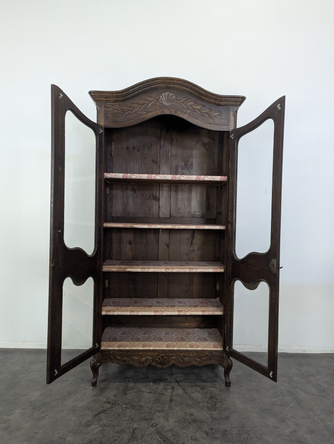 Vitrine néo rustique de style Louis XV en chêne