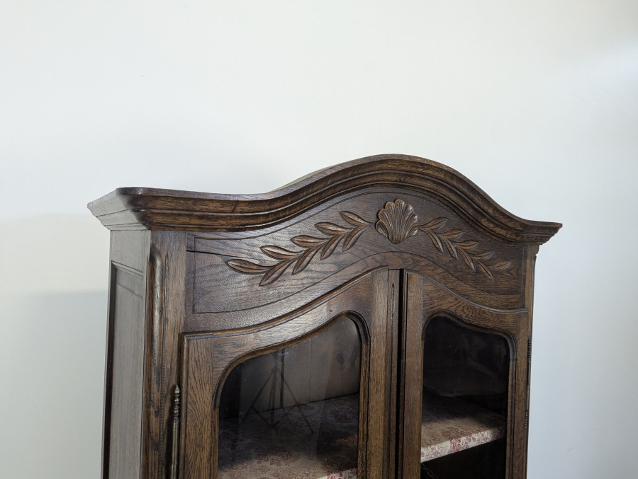 Vitrine néo rustique de style Louis XV en chêne