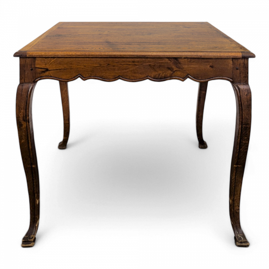 Table carré de style Régence en chêne massif