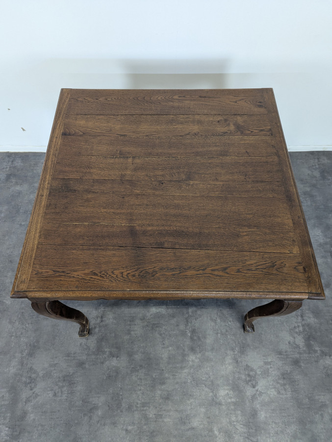 Table carré de style Régence en chêne massif