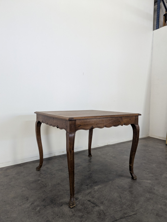Table carré de style Régence en chêne massif