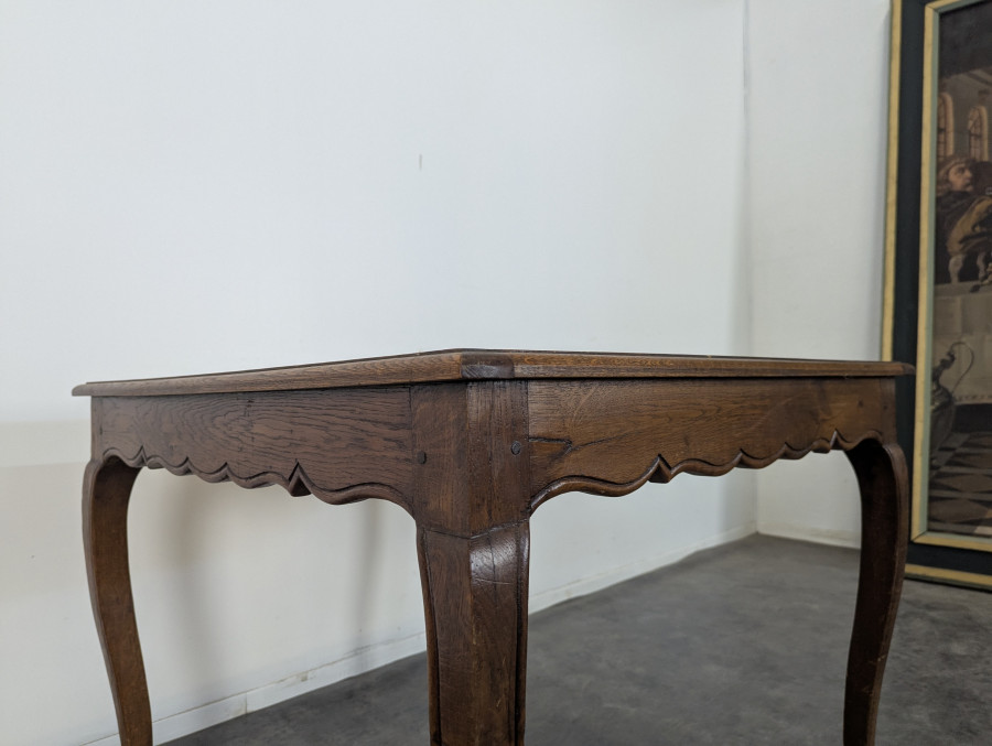 Table carré de style Régence en chêne massif