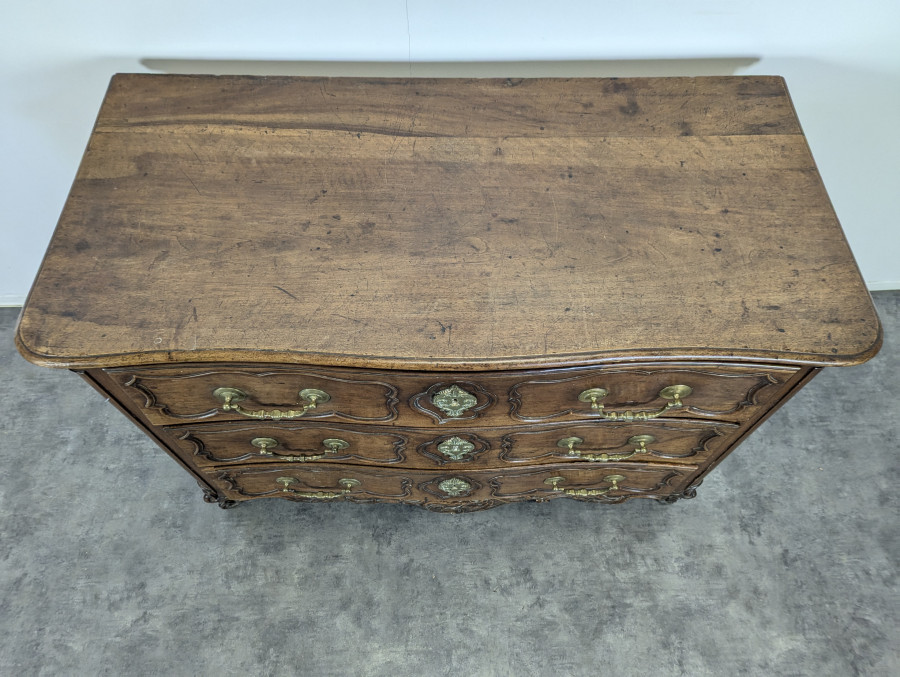 Commode Lyonnaise du XVIIIe en Noyer sculpté et bronze