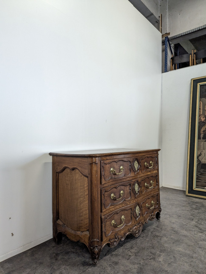 Commode Lyonnaise du XVIIIe en Noyer sculpté et bronze