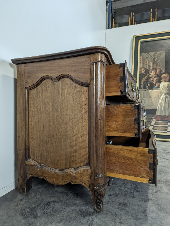 Commode Lyonnaise du XVIIIe en Noyer sculpté et bronze