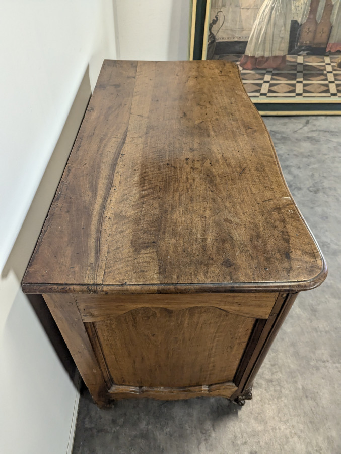 Commode Lyonnaise du XVIIIe en Noyer sculpté et bronze