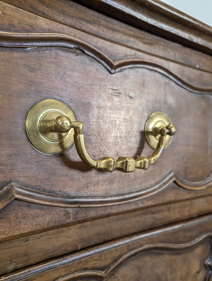Commode Lyonnaise du XVIIIe en Noyer sculpté et bronze