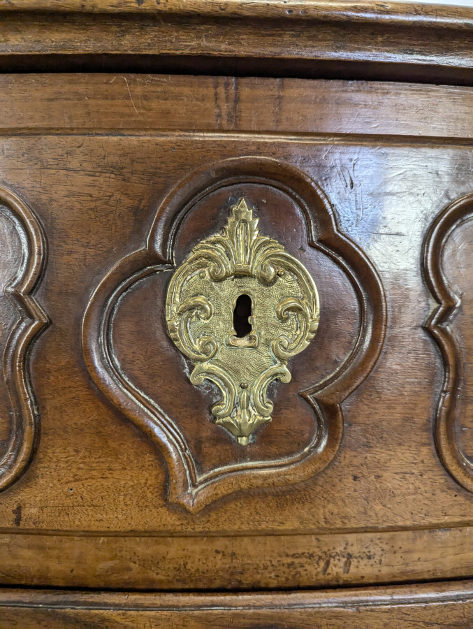 Commode Lyonnaise du XVIIIe en Noyer sculpté et bronze