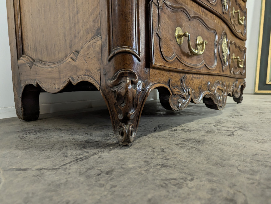 Commode Lyonnaise du XVIIIe en Noyer sculpté et bronze