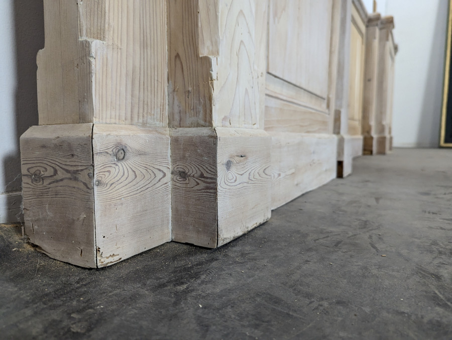 Boiserie de magasin en sapin massif
