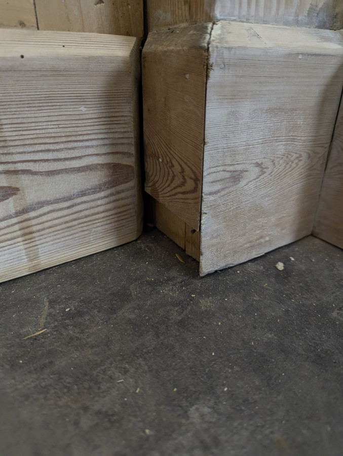 Boiserie de magasin en sapin massif