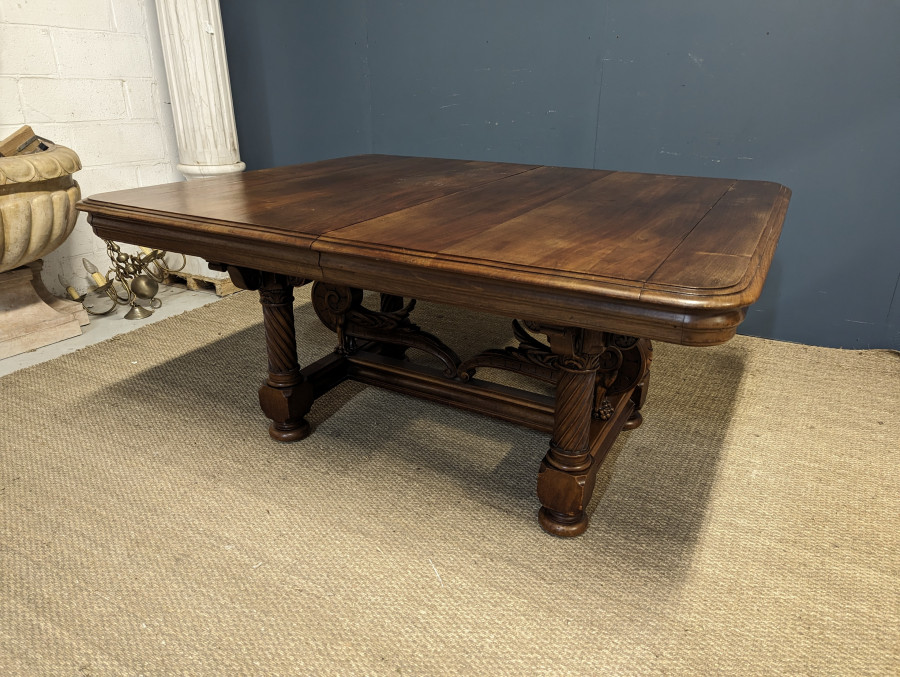 Table à manger de style Renaissance en Noyer massif