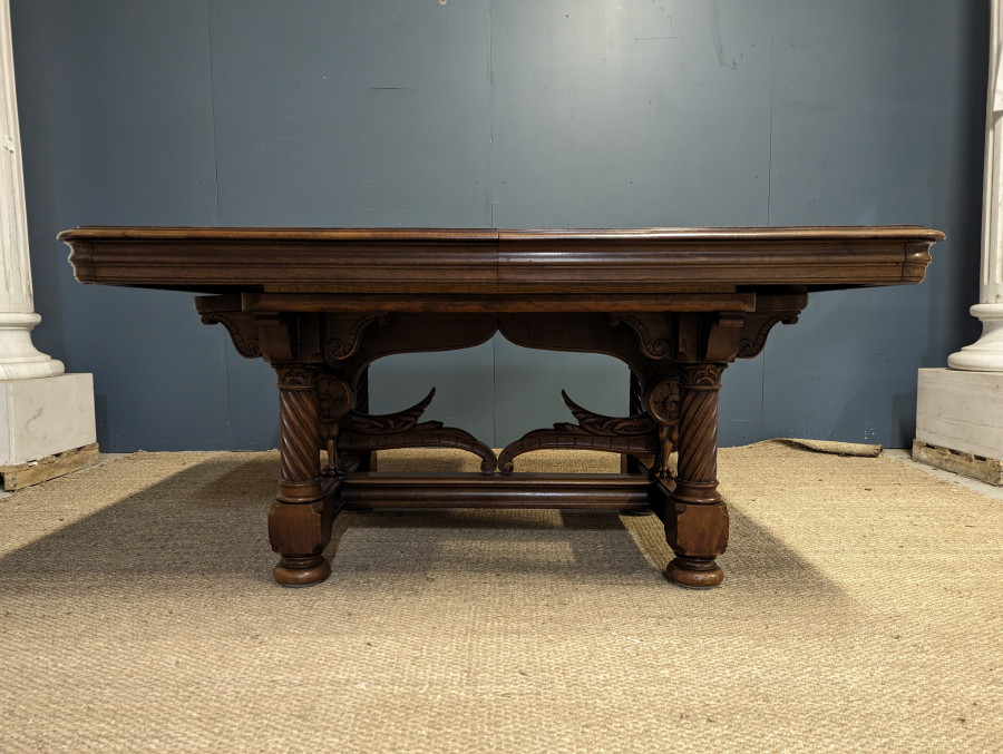 Table à manger de style Renaissance en Noyer massif