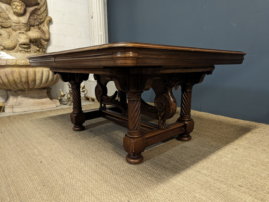 Table à manger de style Renaissance en Noyer massif