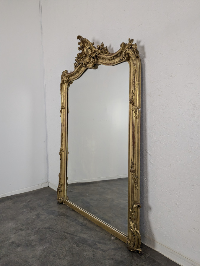 Miroir de style Louis XV époque Napoléon III en bois et stuc doré