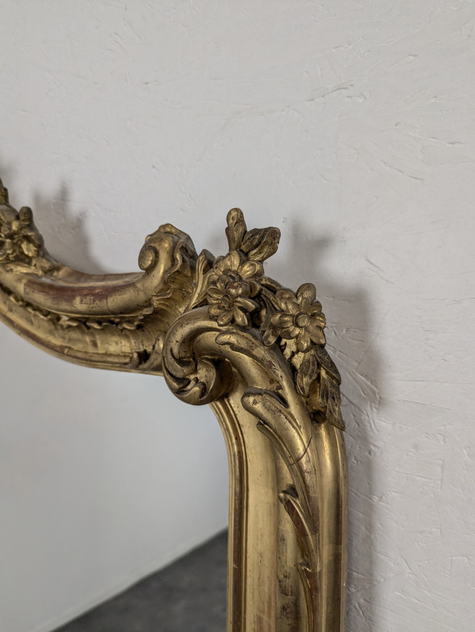 Miroir de style Louis XV époque Napoléon III en bois et stuc doré
